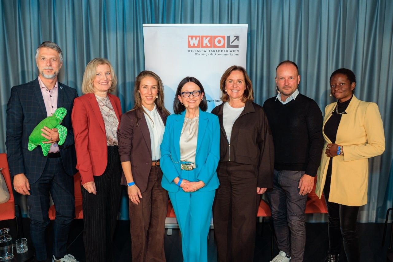 v.l. Hans Köppen, Geschäftsführer Haus des Meeres, Martina Salomon, Herausgeberin Kurier, Nicole Schlögl-Slavik, Leiterin Marketing & Produktmanagement Österreichische Post AG, Moderatorin Sigrid Neureiter-Lackner, Fachgruppe Werbung Wien, Angelika Sery-Froschauer, CEO SERY* Brand Communications GmbH, Roland Grafl, Roland Grafl, stv. Obmann Fachgruppe Werbung Wien, Emily Erker, LinkedIn Top Voice 2022.